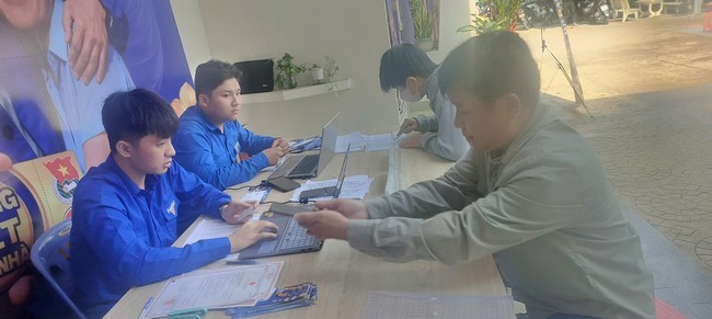 Trung ương Đoàn TNCS Hồ Chí Minh tổ chức trao tặng vé ô tô về quê đón Tết đến 4.230 người lao động, sinh viên có hoàn cảnh khó khăn