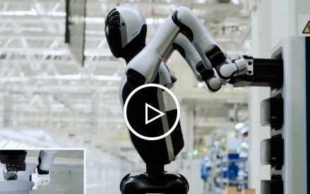 Không cần tắt máy, robot tự thay pin chỉ trong 3 phút