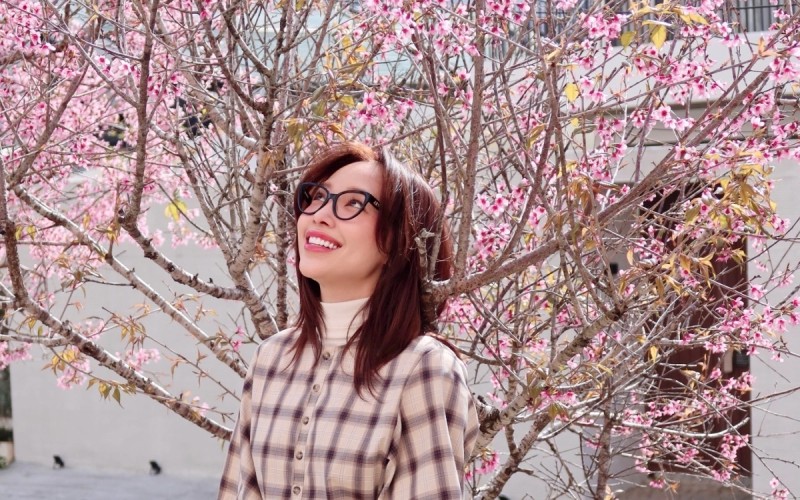 Ca sĩ Tóc Tiên "đốn tim" người hâm mộ bên mai anh đào