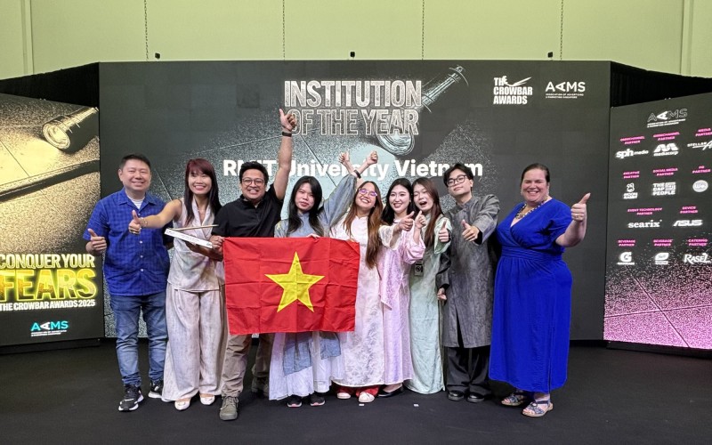 Lấy cảm hứng từ ông Địa, sinh viên Việt Nam nhận "mưa" giải thưởng ở Singapore