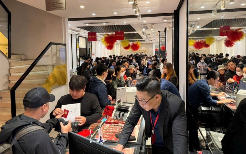 Giá vàng hôm nay 26/2 tăng rất mạnh, dòng người xếp hàng kỷ lục!