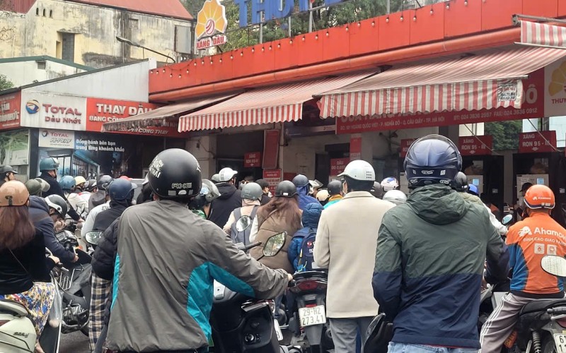 Giá dầu có thể lên 140 USD/thùng, Bộ Công Thương kêu gọi không tích trữ, khuyến khích làm việc từ xa