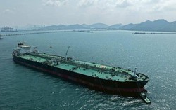 Tàu dầu chở 700.000 thùng ung dung vượt eo biển Hormuz, chính thức cập bến láng giềng Việt Nam