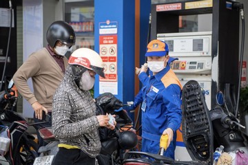 Giá xăng đã hạ hơn 8.000 đồng/lít, dầu diesel giảm gần 18.000 đồng/lít từ đỉnh lịch sử