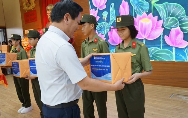 Ngày khai giảng đặc biệt: Gần 18.500 cuốn sách đến với học sinh ngôi trường đặc biệt