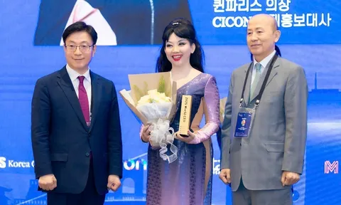 NTK, tiến sĩ Quỳnh Paris Người Tiên phong Trao giá trị kiến thức Văn Hóa thời trang nhận Cúp Cicon 2025.