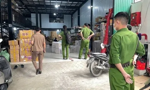 Xôn xao hình ảnh công an xuất hiện ở kho hàng của vợ chồng Tiktoker nổi tiếng, thực hư thế nào?