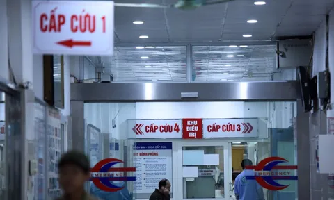Bị xe tải đâm nguy kịch, người phụ nữ được đưa vào bệnh viện 'mổ nóng'