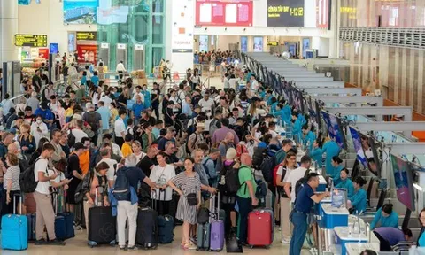 Gần 220.000 người đổ về sân bay Nội Bài, Tân Sơn Nhất hôm nay