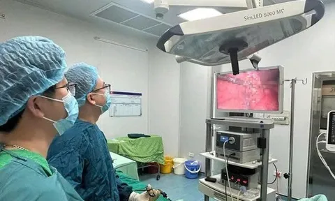 Phẫu thuật nội soi cứu người đàn ông bị sỏi bắn thủng ruột khi đi cắt cỏ