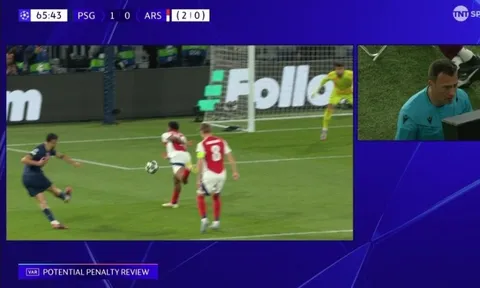 Phản ứng bất ngờ của CĐV Arsenal trước quả phạt đền của PSG