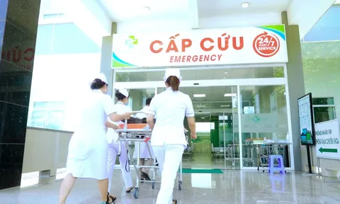 Bé gái đuối nước nguy kịch không có người thân được người đi đường đưa vào BV cấp cứu