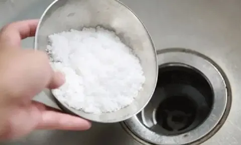 Bé 2 tuổi bỏng thực quản nặng vì uống nhầm bột thông cống