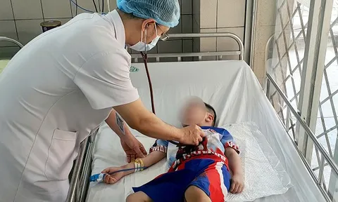Bé trai 5 tuổi suýt mất mạng vì nghịch dây rút quần