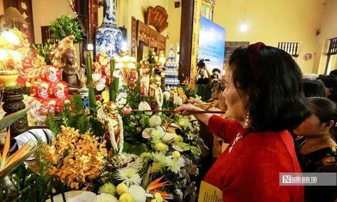 Hàng nghìn người dân đổ về chùa Quán Sứ mừng Phật đản