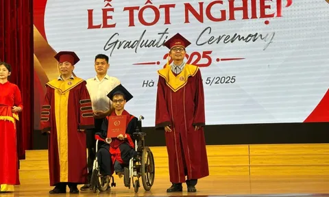 Nam sinh 10 năm cõng bạn đến trường giờ lại cõng bạn lên nhận bằng tốt nghiệp đại học loại giỏi