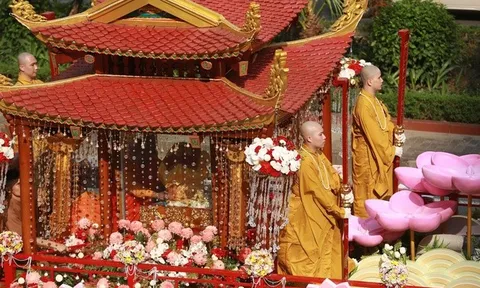 Cận cảnh Xá lợi Phật được cung rước về chùa Quán Sứ, Hà Nội