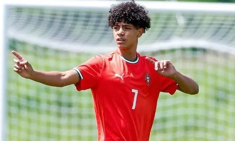 Con trai Ronaldo ra mắt đội Bồ Đào Nha, "gây sốt" châu Âu