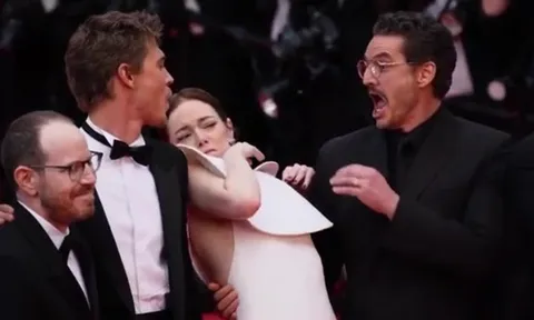 Nữ diễn viên gặp "kẻ tấn công" bất ngờ trên thảm đỏ Cannes, dàn sao nam ra tay "giải cứu"