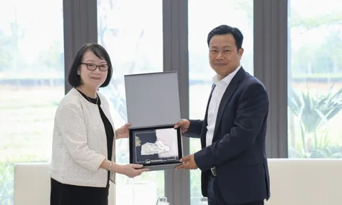 Giám đốc ĐH Quốc gia Hà Nội bổ nhiệm Chủ tịch danh dự Viện Bán dẫn và Vật liệu tiên tiến