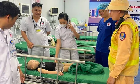 Người phụ nữ bị chảy máu não được CSGT đưa đi cấp cứu kịp thời