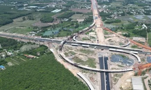 Bộ trưởng Xây dựng: Cần tăng tốc các dự án kết nối sân bay Long Thành