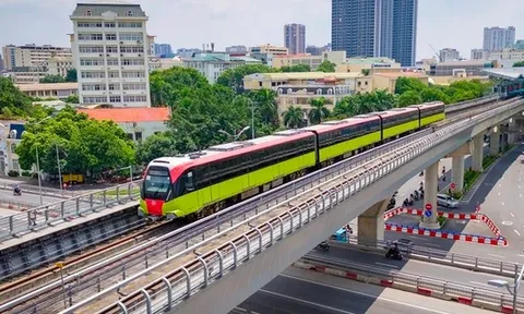 Đường sắt Nhổn - ga Hà Nội mất điện đột ngột, phát thanh liên tục trấn an hành khách