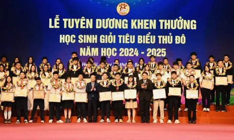 Được tuyên dương cấp thành phố, 851 học sinh cúi đầu cảm ơn cha mẹ