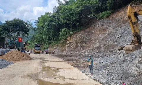 Đường bê tông 80 tỷ đồng ở Hòa Bình chưa làm xong đã xuất hiện nhiều vết nứt