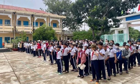 Xem xét trách nhiệm tổ chức, cá nhân liên quan vụ hạ bậc lương giáo viên hợp đồng