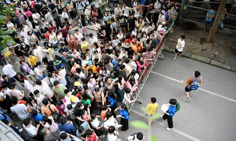 'Nghẹt thở' đua vào Trường Nguyễn Tất Thành, 1 chọi 18