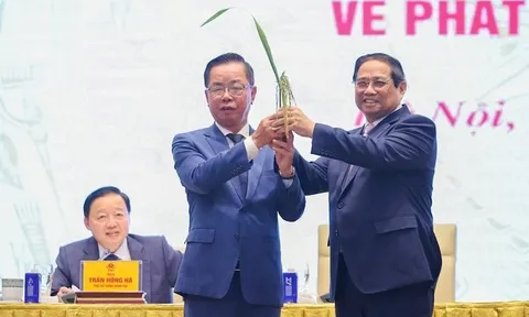 Tặng Thủ tướng món quà 1.247 hạt, ông Trần Mạnh Báo đề xuất gì trong lĩnh vực “xương sống” của kinh tế?