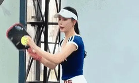 Phương Oanh trắng phát sáng trên sân pickleball, mẹ bỉm 2 con mà body nuột nà quá, netizen rần rần “xin vía” nhan sắc