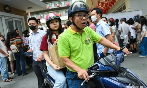 Hàng loạt thí sinh ở Hà Nội đến nhầm điểm thi, nhiều thầy cô đành làm 'xe ôm'