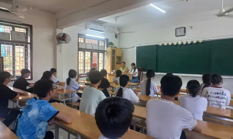 Học sinh, phụ huynh lo lắng khi không có đồng hồ trong phòng thi vào lớp 10