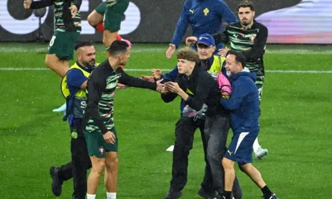 Ronaldo bị cổ động viên tóm bất ngờ, phản ứng của siêu sao khiến dân mạng "dậy sóng"