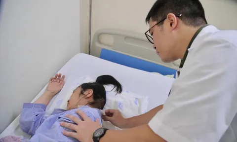 Tê tay, đau cổ tưởng thoái hóa – hóa ra u tủy cổ suýt liệt toàn thân