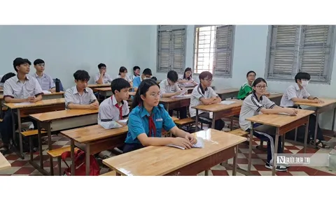 Cha mẹ cùng con “hành quân” lên Tp.HCM dự thi vào trường chuyên