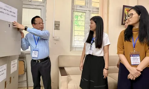 Hơn 100.000 thí sinh Hà Nội làm thủ tục thi lớp 10, Giám đốc Sở GD&ĐT đi thị sát