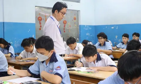 Nhiều thí sinh tại Tp.HCM "toát mồ hôi" với đề thi Toán lớp 10