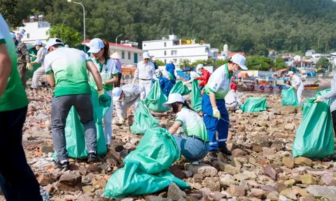 400 tình nguyện viên ra quân làm sạch môi trường ven Vịnh Nghi Sơn
