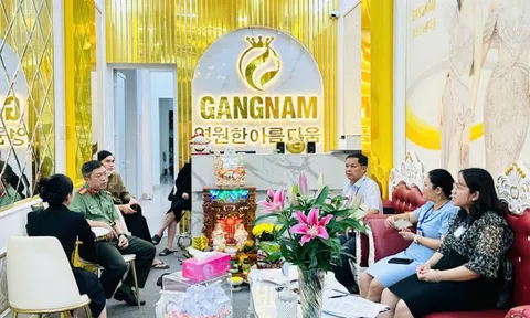 Công an kiểm tra thẩm mỹ viện căng da mặt cho khách ở gần phòng bếp