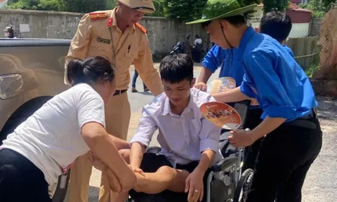 Thí sinh đi xe lăn đến làm thủ tục thi tốt nghiệp