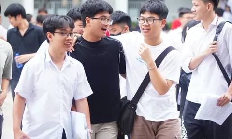 Đề thi Tiếng Anh dài kín 4 trang giấy, cập nhật giải đề