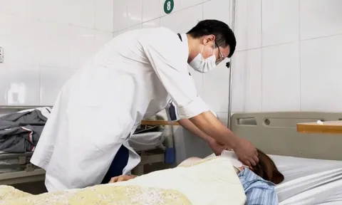 Người phụ nữ 32 tuổi cấp cứu vì biến chứng do nặn mụn sai cách