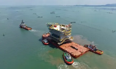 Cú hạ thủy lịch sử: Khối thép khổng lồ 3.400 tấn khẳng định đẳng cấp "made in Vietnam"