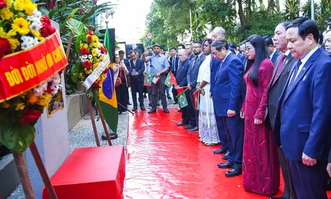 Thủ tướng Phạm Minh Chính dâng hoa tưởng niệm Chủ tịch Hồ Chí Minh tại Rio de Janeiro
