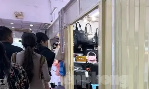 Cửa khép, hàng ra sau tấm ảnh: Mua bán kiểu 'chỉ có ở Saigon Square'