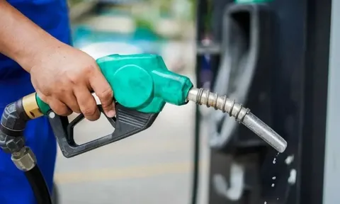 Giá xăng, dầu cùng tăng, RON 95 vượt 20.000 đồng/lít