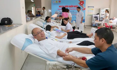 Hàng trăm y bác sĩ Huế xếp hàng hiến máu để cứu người bệnh